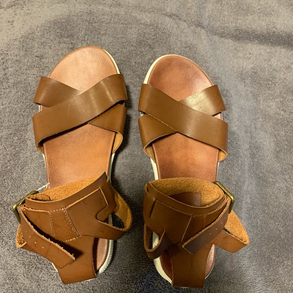 Sandals new with out tags